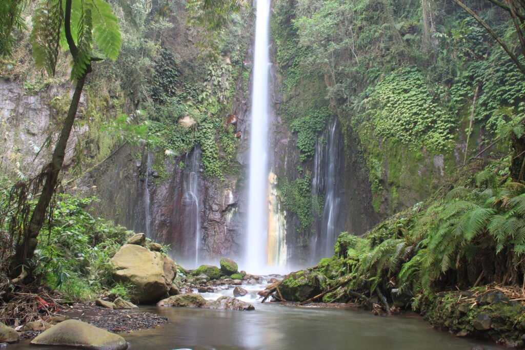 Murunderu waterfall in Moni